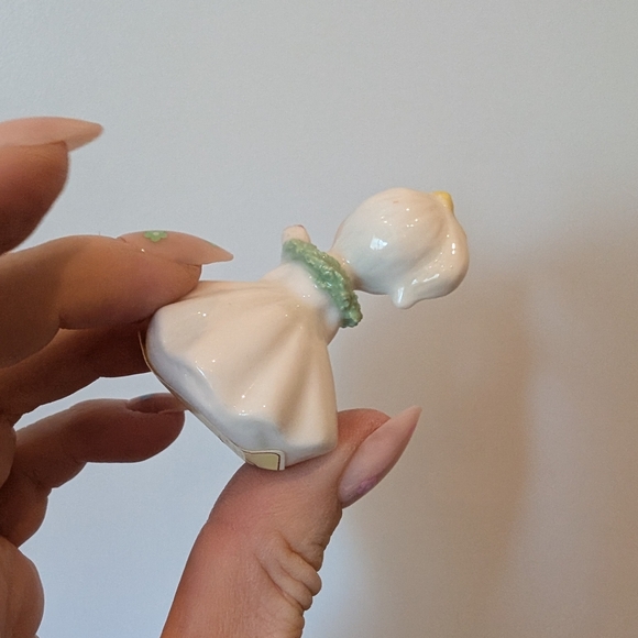 Small Girl Porcelain Figurine with Yellow and Green Accents - Picture 4 of 5